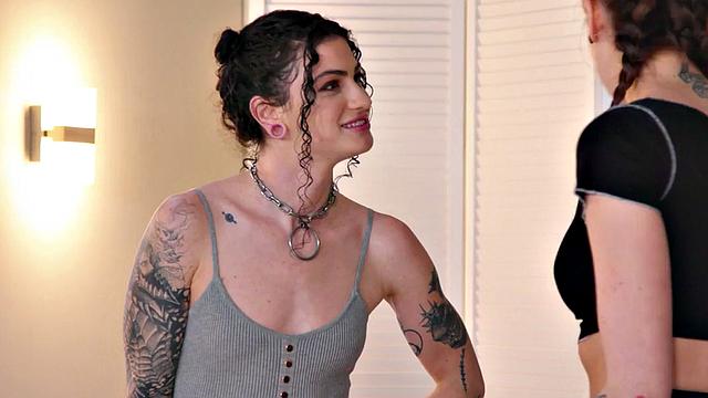 Massaging dyke seduces petite bae before eating her pussy