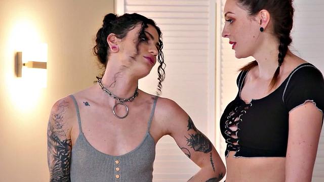 татуированная лесбиянка доводит подругу массажем, а потом с жадностью лижет