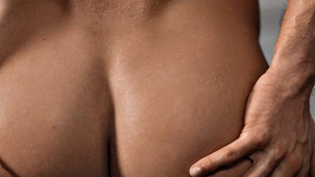 Athletic jock enjoys solo wanking after rubbing in gym