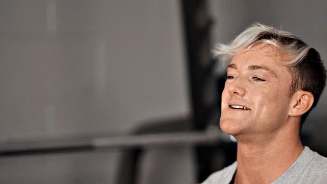 Athletic jock enjoys solo wanking after rubbing in gym