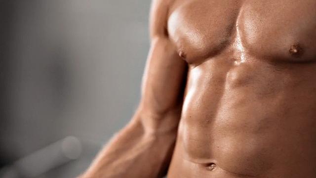 Athletic jock enjoys solo wanking after rubbing in gym