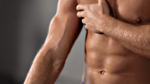 подкачанный парень дрочит после тренировки в зале