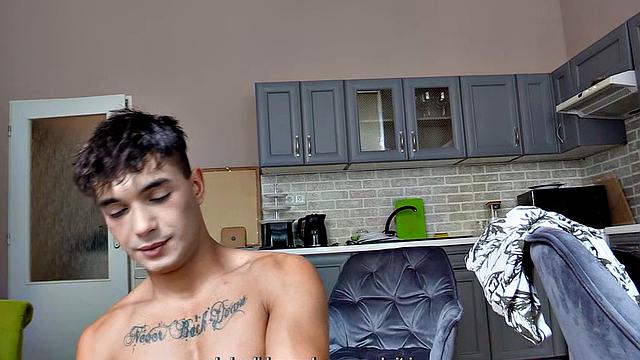 озорной гей охмуряет красавца для дикого анала на улице