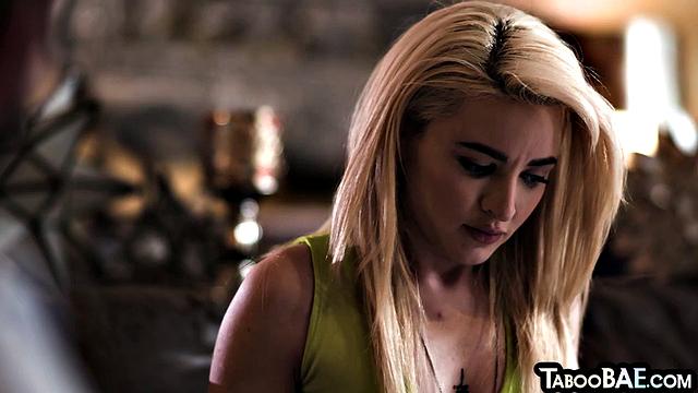 Худая взрослая любовница скачет на члене парня в чулках.