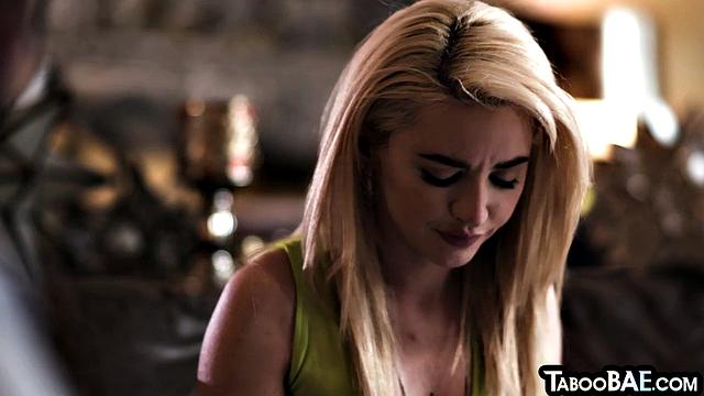 Худая взрослая любовница скачет на члене парня в чулках.