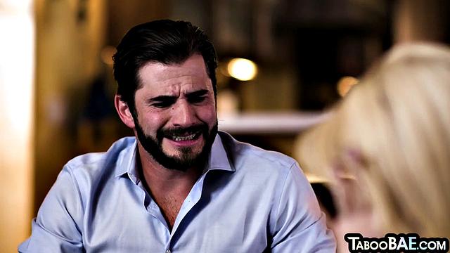 Худая взрослая любовница скачет на члене парня в чулках.