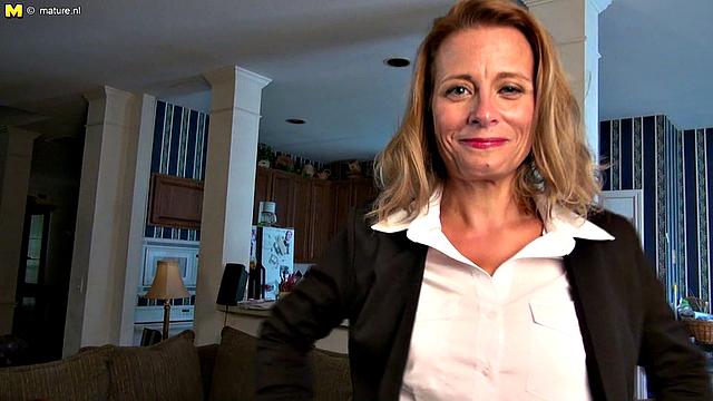 развратная американская секретарша трогает себя в офисе