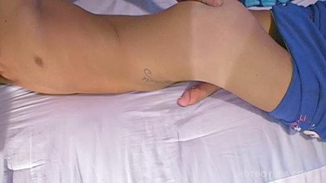 блондинистый хулиган с кучей пирсинга дрочит свой агрегат