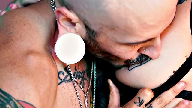 MTF boy strapon fucks babes after pussylicked