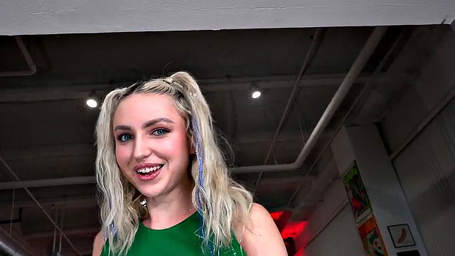 чирлидерша яростно дрочит парню после матча и не даёт ему передохнуть