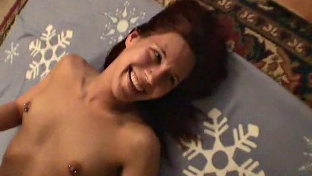 жаркая тёлка с пирсингом и бритой киской получает жесткий трах