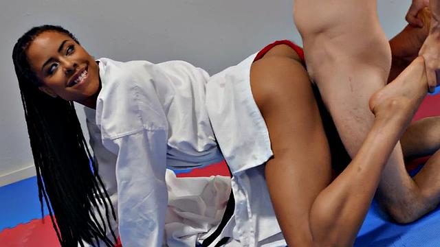 Коротышка из карате трахает зрелую чернокожую после тренировки