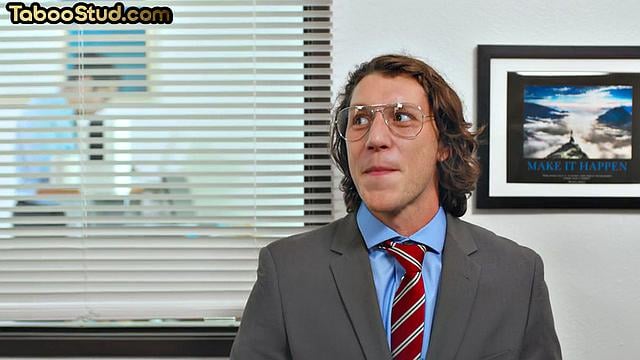 Мускулистый парень с любовником пробует анальный секс после тяжелого дня вместе.