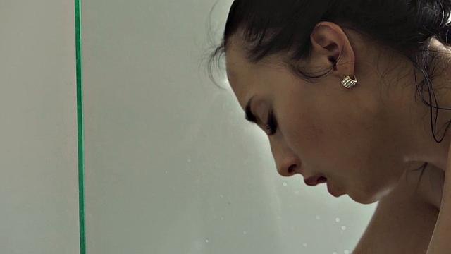 две зрелые подруги развлекаются в ванной