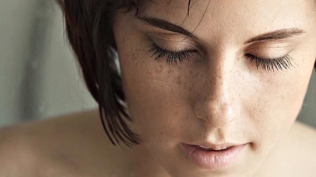 две зрелые подруги развлекаются в ванной