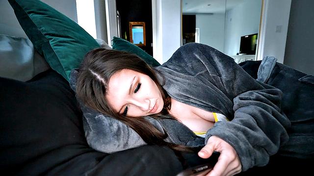 Стройная брюнетка Майя Вулф просыпается с набитой спермой жопой после ночи с отчимом Майком Манчини