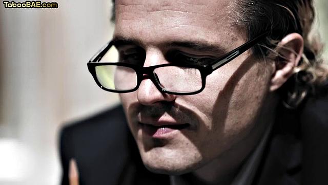 Два умника делят горячую малышу в дерзком трио