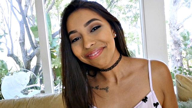 маленькая латинка едет на члене ради съемок в клипе