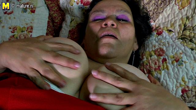 латинская мамаша с грудью разносит парня в постели