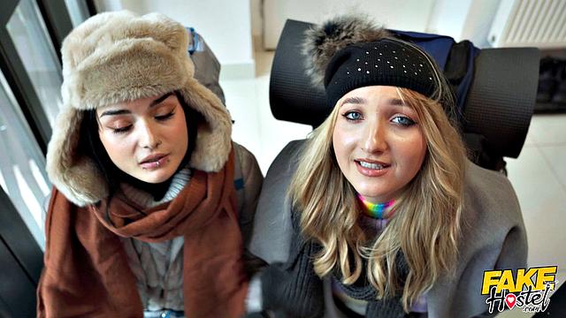 Две французские туристки вымаливают ночлег и попутно отсасывают хозяину - когда хочется тепла, любые методы хороши.