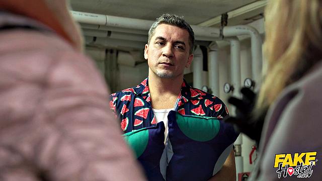 Две французские туристки вымаливают ночлег и попутно отсасывают хозяину - когда хочется тепла, любые методы хороши.