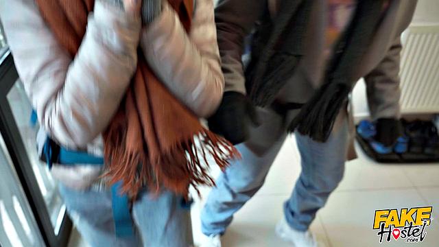 Две французские туристки вымаливают ночлег и попутно отсасывают хозяину - когда хочется тепла, любые методы хороши.