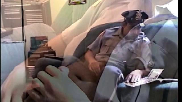 Гей-коп в форме дрочит и отсасывает - работа не из легких, но кто-то должен это делать!