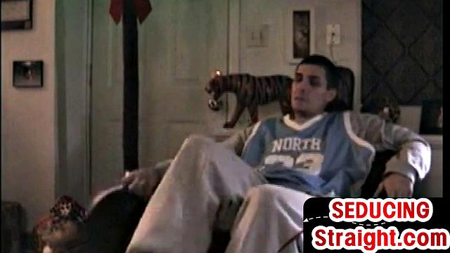 похотливый папик страстно отсасывает ретро-парню у себя дома