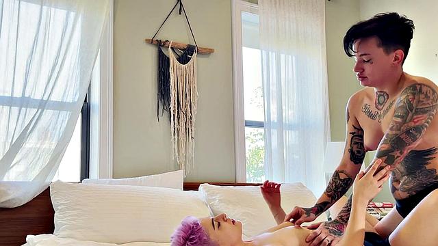 Inked lesbian licks and eats GFs pussy at home