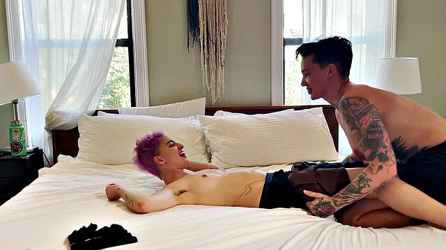 Inked lesbian licks and eats GFs pussy at home