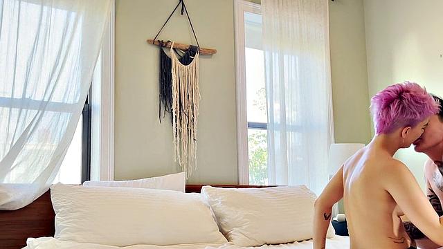 Inked lesbian licks and eats GFs pussy at home