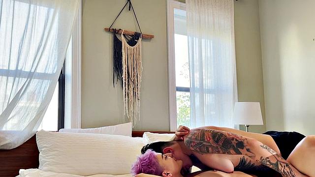 Inked lesbian licks and eats GFs pussy at home