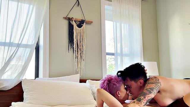 Inked lesbian licks and eats GFs pussy at home