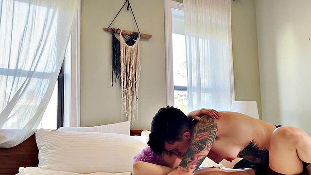 Inked lesbian licks and eats GFs pussy at home