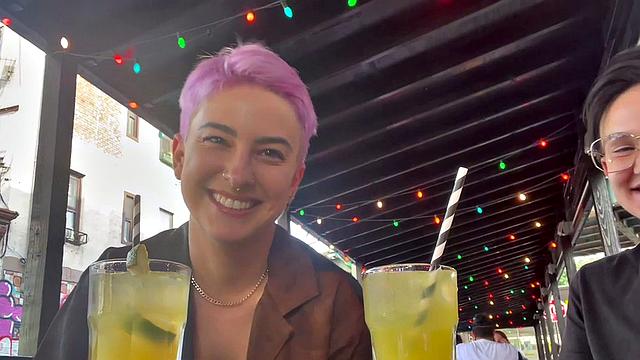 Inked lesbian licks and eats GFs pussy at home