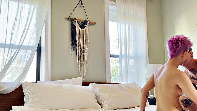 Inked lesbian licks and eats GFs pussy at home