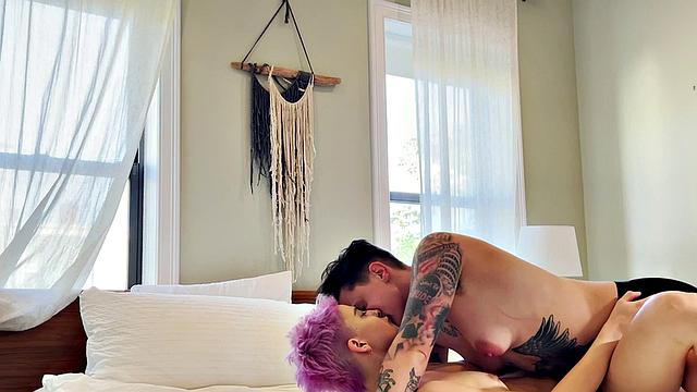 Inked lesbian licks and eats GFs pussy at home