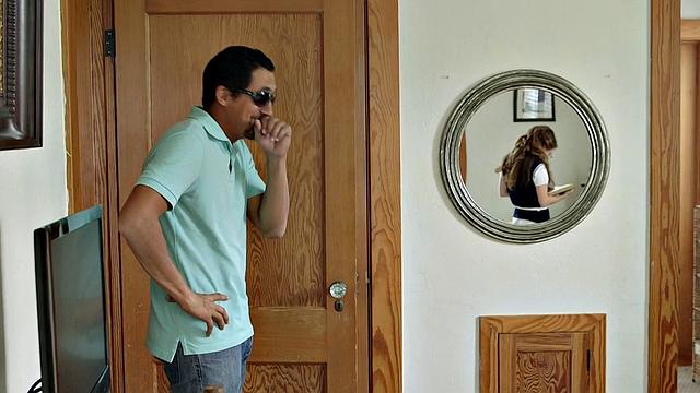 брюнетка отсасывает и катается на члене до кончи