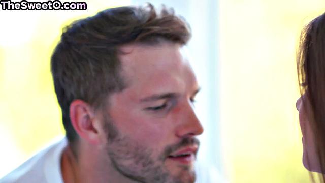 Страстная малышка отдалась своему парню раком, оргазм не заставил ждать долго.