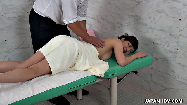 Yura Hitomi gets a special cunnilingus treatment at the massage parlor