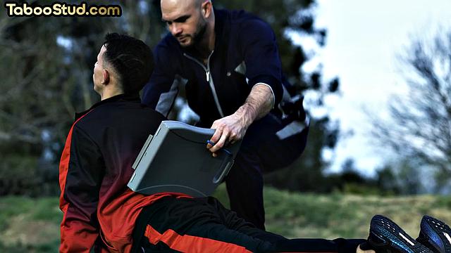 мускулистый красавчик сдается парню после горячего минета