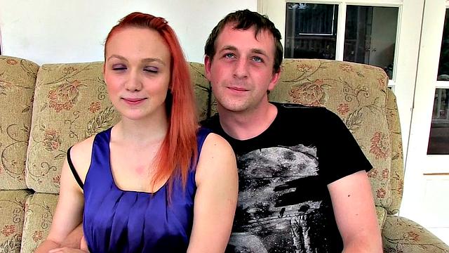 Британская рыжая выкручивается и ловит густой фейсит