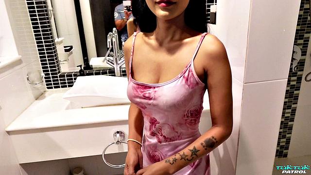 Тонкая тайка с большими сиськами жадно отсасывает и жарко трахается по-взрослому.