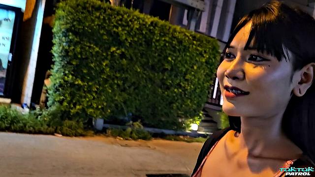 Тонкая тайка с большими сиськами жадно отсасывает и жарко трахается по-взрослому.