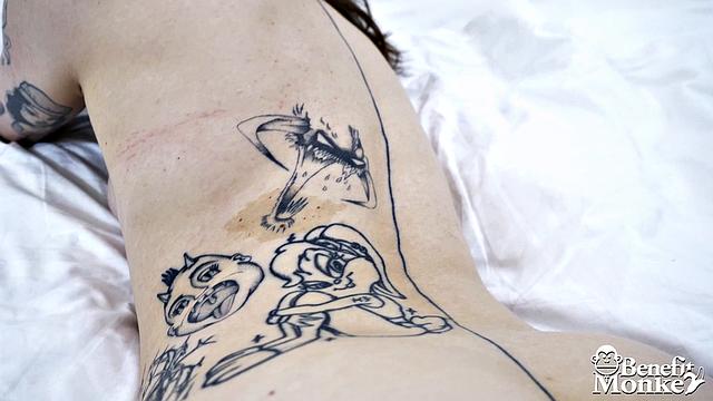 Eden Ivy трахается на камеру, наслаждаясь настоящим сексом для взрослых.