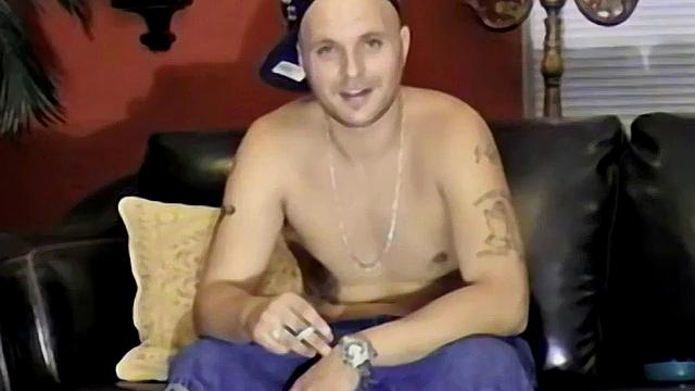 Джейсон откидывается, расслабляется и даёт своему члену говорить