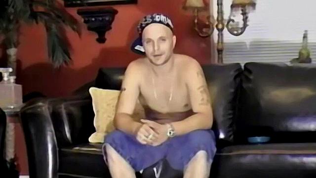 Джейсон откидывается, расслабляется и даёт своему члену говорить
