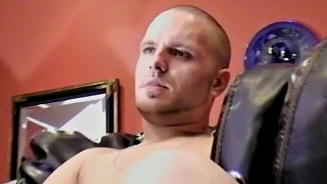 Джейсон откидывается, расслабляется и даёт своему члену говорить