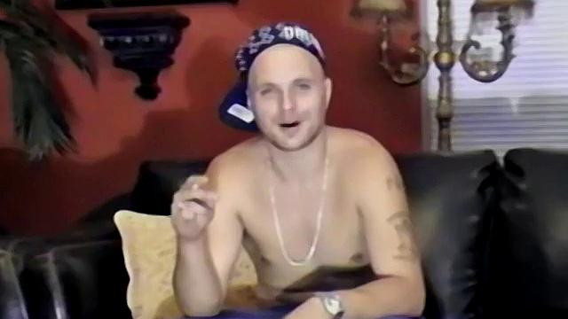 Джейсон откидывается, расслабляется и даёт своему члену говорить