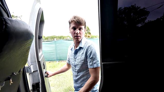 Pulled str8 stud fucks facial guy in public van outdoor